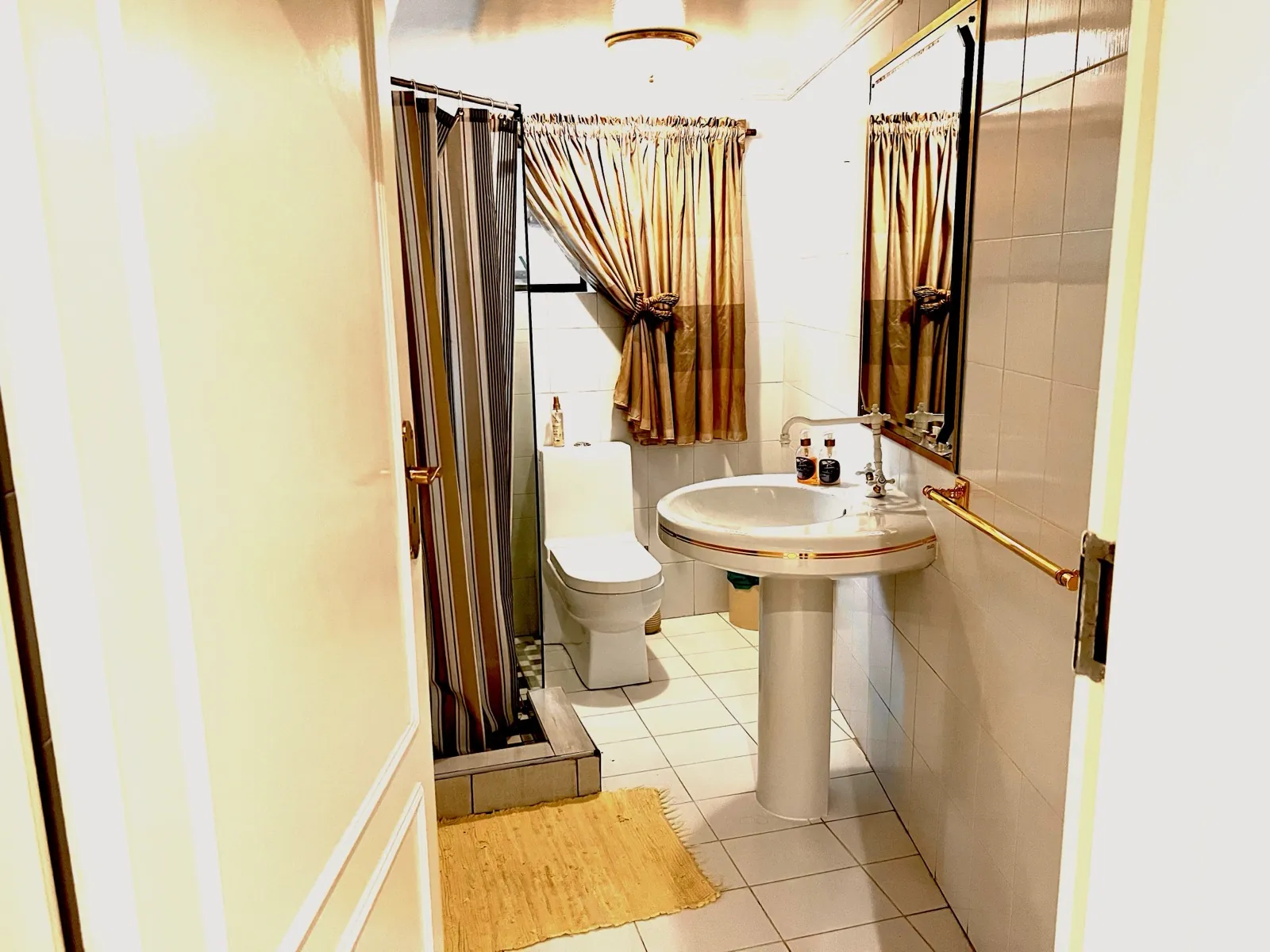 Champagne Room — Queen, sleeps 2, 28 m²