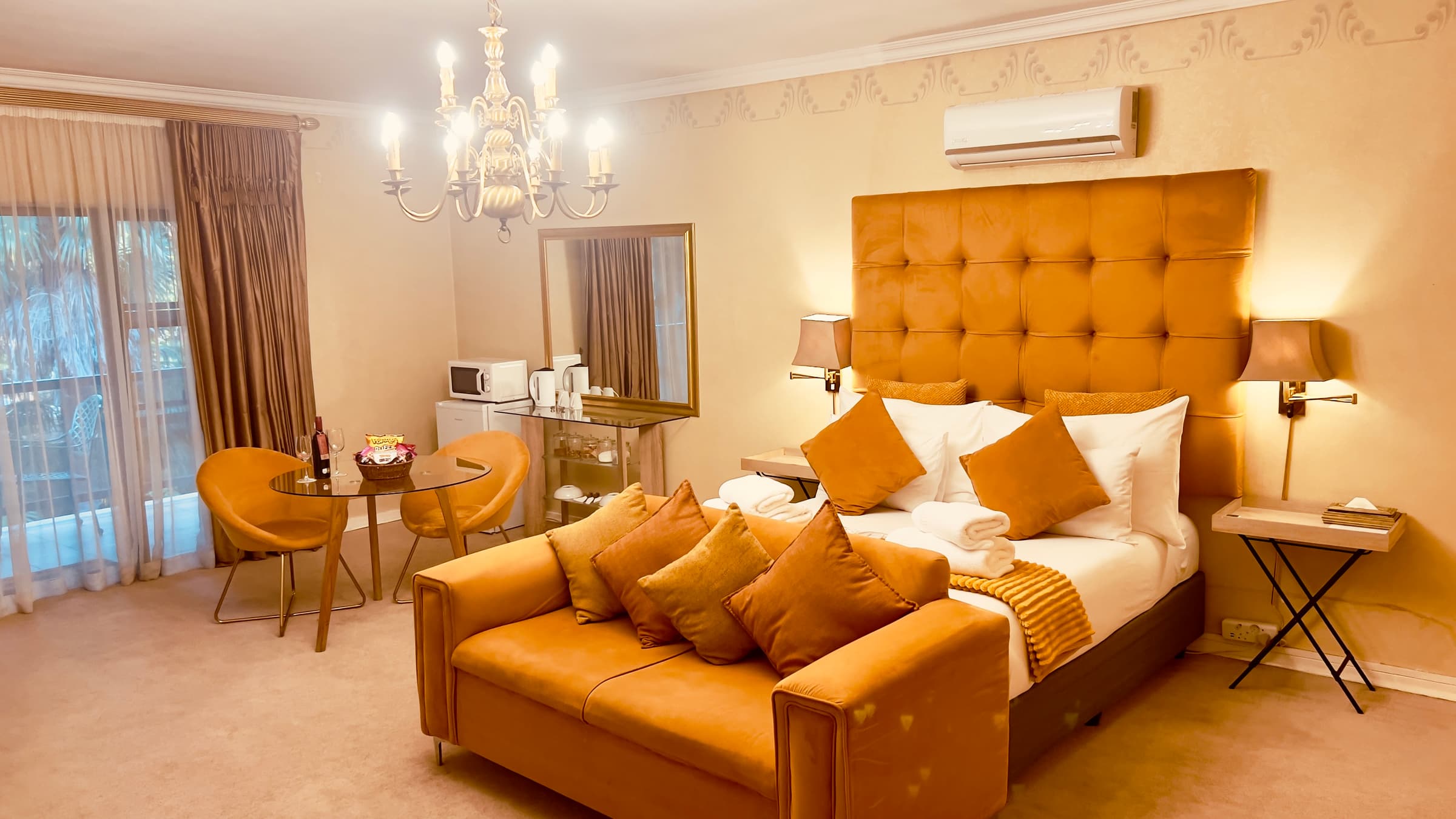 Maple Suite — Queen, sleeps 2, 60 m²